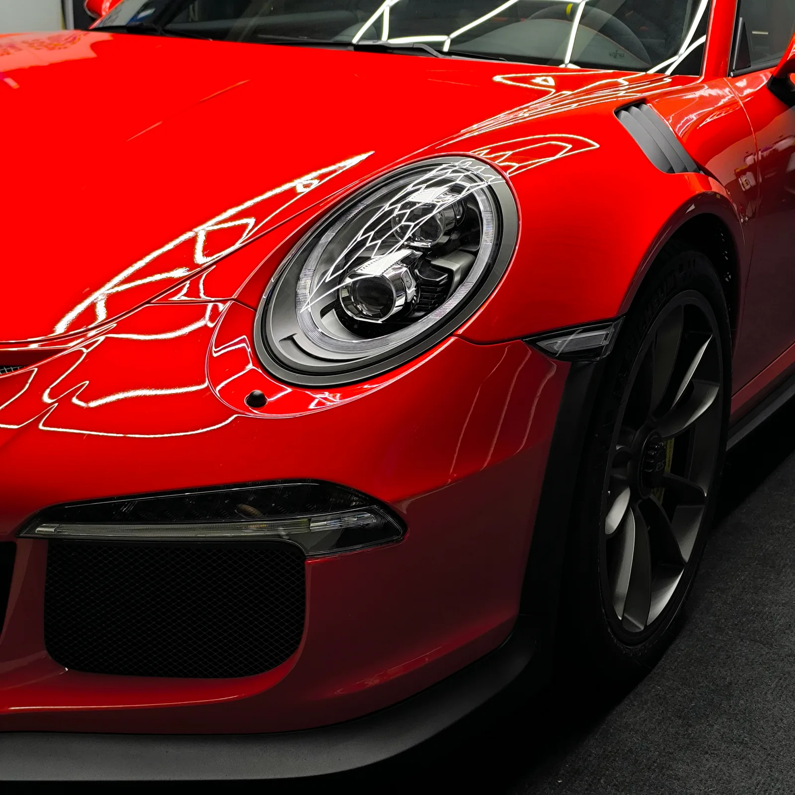 Frontpartie eines roten Porsche 911 GT3 nach der Lackaufbereitung