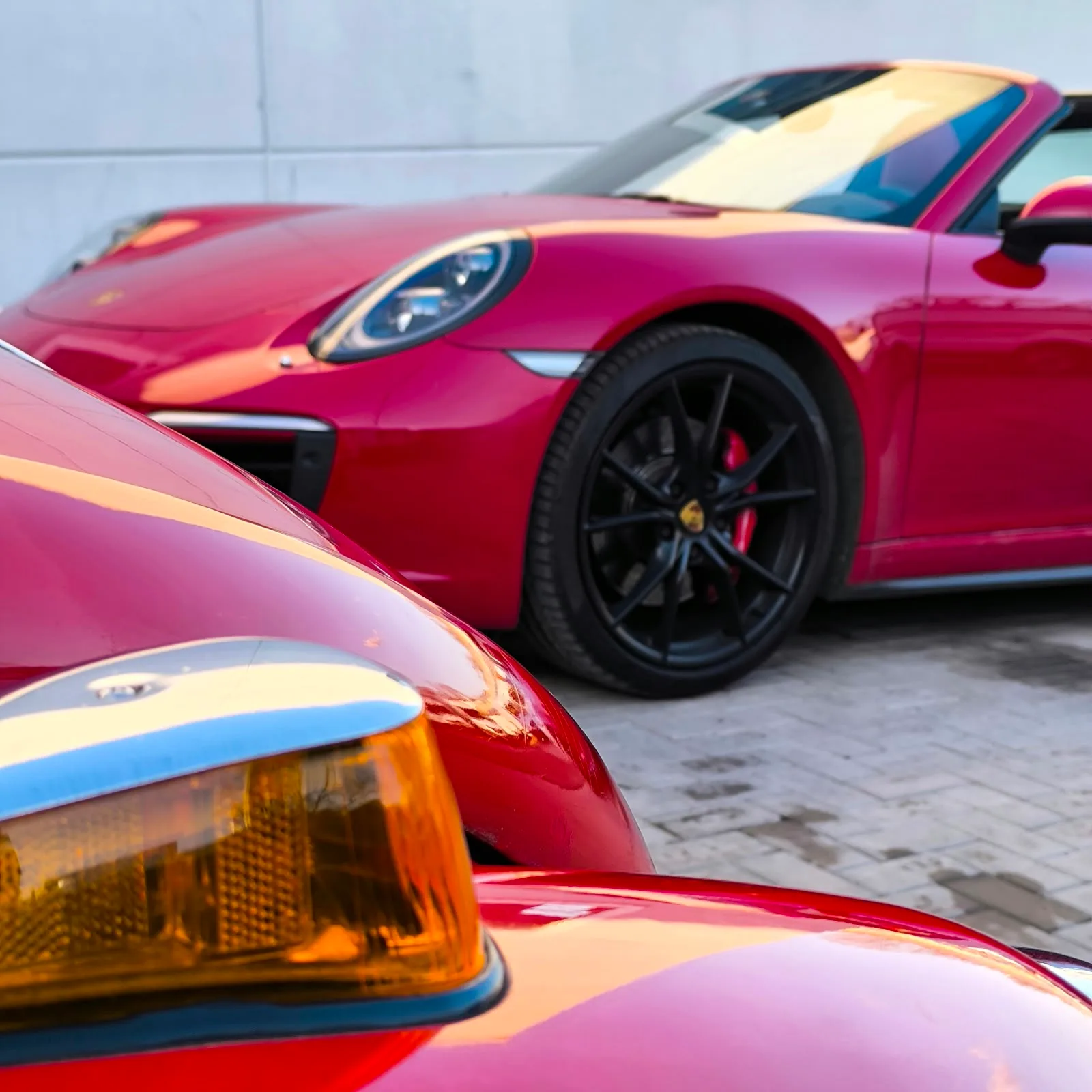 Pinker Porsche 911 Targa mit oranger Rundumleuchte auf dem Dach