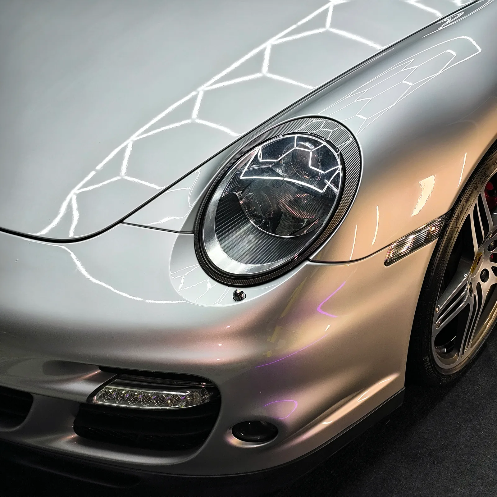 Frontpartie eines silbernen Porsche 911 Turbo nach der Versiegelung