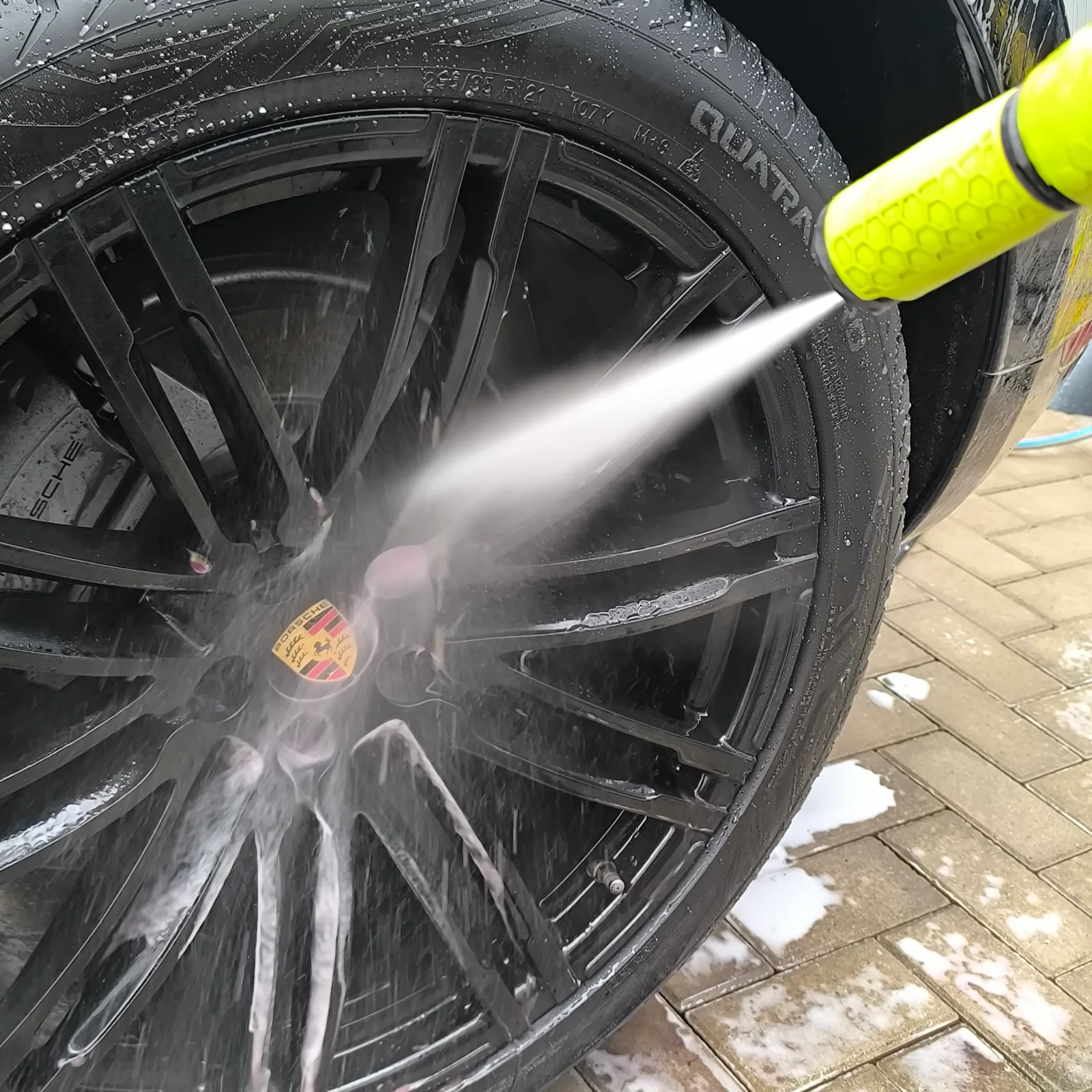 Porsche-Felge wird mit dem Hochdruckreiniger abgespritzt