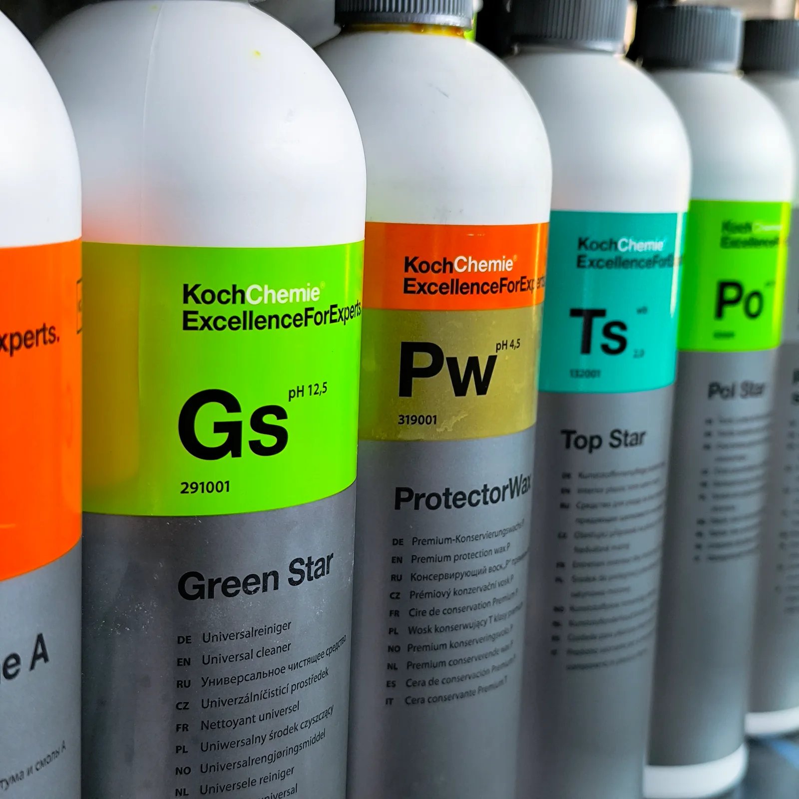 Reihe von Koch-Chemie-Flaschen im Regal der Werkstatt