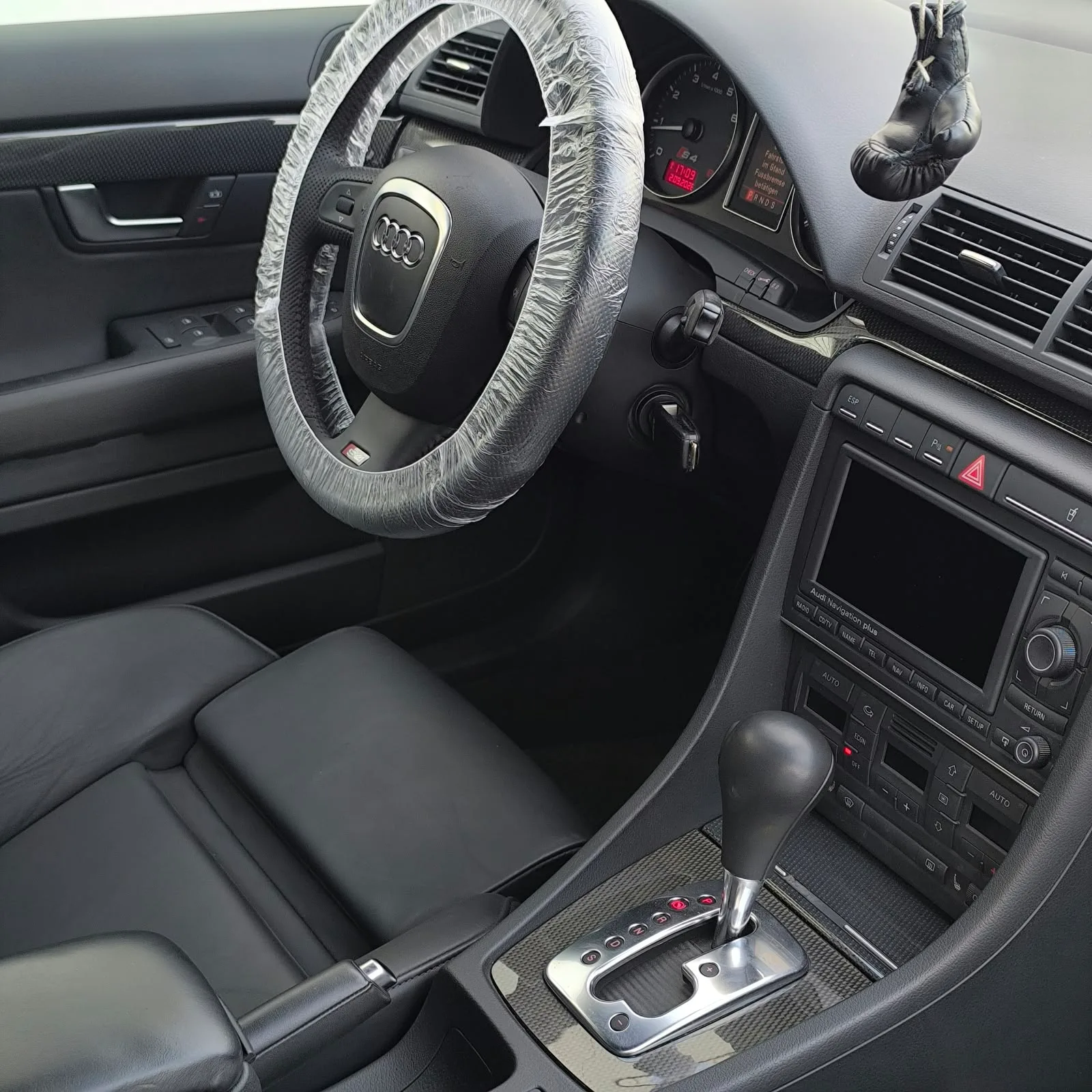 Gereinigter Innenraum eines Audi S4 mit geschütztem Lenkrad