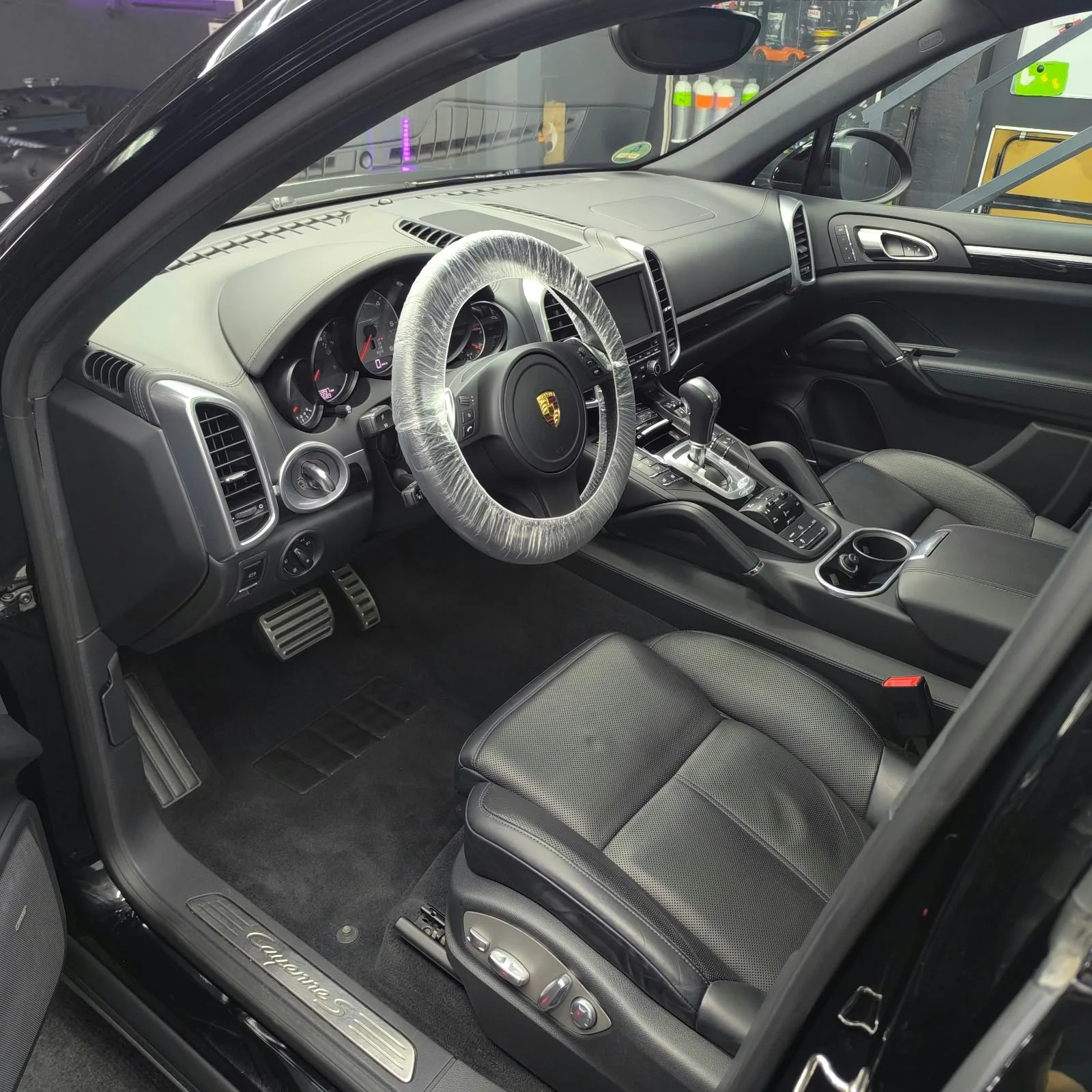 Gereinigtes Cockpit eines Porsche Cayenne S mit geschütztem Lenkrad